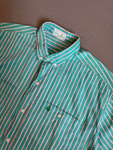 Lade das Bild in den Galerie-Viewer, 1990s United colors of Benetton shirt mint green
