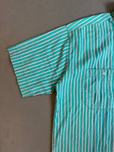 Lade das Bild in den Galerie-Viewer, 1990s United colors of Benetton shirt mint green

