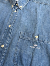 Lade das Bild in den Galerie-Viewer, 90s ARMANI GESTICKTES DENIMHEMD (L)
