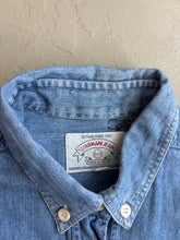 Lade das Bild in den Galerie-Viewer, 90s ARMANI GESTICKTES DENIMHEMD (L)
