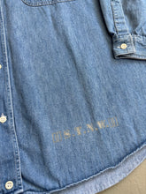 Lade das Bild in den Galerie-Viewer, 90s ARMANI GESTICKTES DENIMHEMD (L)

