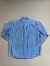 Lade das Bild in den Galerie-Viewer, 90s ARMANI GESTICKTES DENIMHEMD (L)
