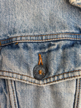 Lade das Bild in den Galerie-Viewer, 80s ARMANI JEANS DENIM JACKE (L)
